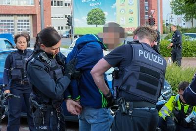 Gro?e Verkehrskontrolle in Wuppertal-Heckinghausen! Festnahme, F?hrerscheine und PKW aus dem Verkehr gezogen! Drogenh?ndler auf E-Scooter mit Schusswaffe unterwegs.-stock-photo
