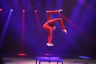 Lorenzo Bernardi scheint einen K?rper aus Gummi zu haben, er tritt als Schlangenmensch auf, der Zirkus Charles Knie gast-stock-foto