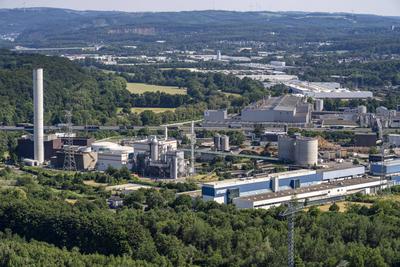 Gewerbegebiet Hagen-Bathey, mittendurch führt die Autobahn A1, vorne das Heizkraftwerk Hagen-Kabel, hinter die Papierfab-stock-foto
