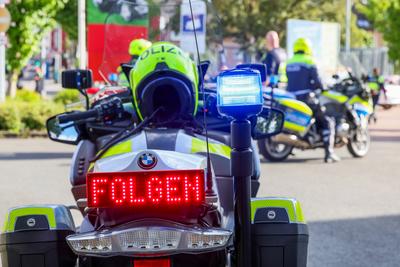 Gro?e Verkehrskontrolle in Wuppertal-Heckinghausen! Festnahme, F?hrerscheine und PKW aus dem Verkehr gezogen! Drogenh?ndler auf E-Scooter mit Schusswaffe unterwegs.-stock-photo