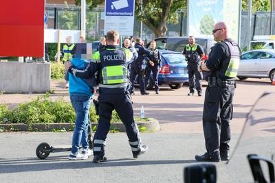 Gro?e Verkehrskontrolle in Wuppertal-Heckinghausen! Festnahme, F?hrerscheine und PKW aus dem Verkehr gezogen! Drogenh?ndler auf E-Scooter mit Schusswaffe unterwegs.-stock-photo