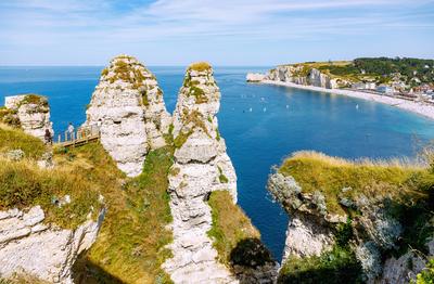 Aussichtspunkt am Wanderweg auf den Klippen auf Etretat und Kreidefelsen mit Strand und Felsentor La Falasie d Aumont be-stock-foto