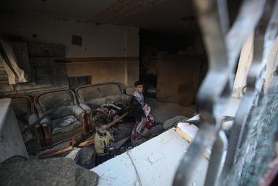 Rescuers remove the bodys from under the rubble, following an Israeli strike that hit the home of a Palestinian family in Jabalia in the northern Gaza Strip-stock-foto