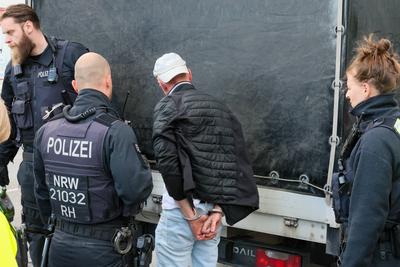 Gro?e Verkehrskontrolle in Wuppertal-Heckinghausen! Festnahme, F?hrerscheine und PKW aus dem Verkehr gezogen! Drogenh?ndler auf E-Scooter mit Schusswaffe unterwegs.-stock-photo