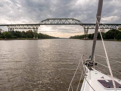 Segelboot vor der Hochdonner Hochbahnbr?cke am Nord-Ostsee-Kanal, Schleswig-Holstein, Deutschland-stock-foto