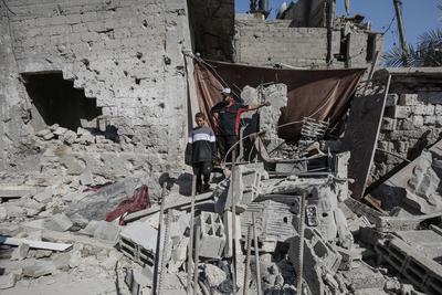 Rescuers remove the bodys from under the rubble, following an Israeli strike that hit the home of a Palestinian family in Jabalia in the northern Gaza Strip-stock-foto