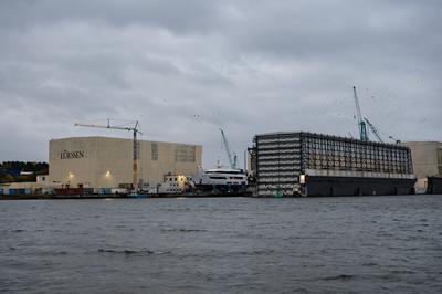 Passage Nord Ostseekanal Die Bootswerft von L?rrsen. Die Fr. L?rssen Werft GmbH & Co. KG ist eine deutsche Schiffswerft-stock-foto