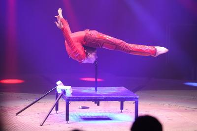 Lorenzo Bernardi scheint einen K?rper aus Gummi zu haben, er tritt als Schlangenmensch auf, der Zirkus Charles Knie gast-stock-foto