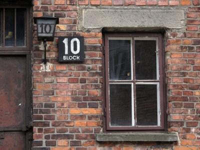Bildnummer: 56120021  Datum: 09.08.2011  Copyright: imago/fotokombinatStammlager Dienstag (09.08.11), Oswiecim / Auschwitz, Gedenkst?tte Konzentrationslager KZ Auschwitz: Block 10 - Versuchsstation f?r medizinische Forschungen - Josef Mengele (Holocaust, Nationalsozialismus) Reisen Polen Europa xmk x0x 2011 quer  56120021 Date 09 08 2011 Copyright Imago fotokombinat Root stock Tuesday 09 08 11 Oswiecim Auschwitz Memorial Concentration camps KZ Auschwitz Block 10 Experimental Station for medical Research Joseph Mengele Holocaust National Socialism Travel Poland Europe xmk x0x 2011 horizontal-stock-foto