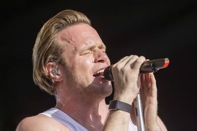 . 20/08/2023. Newbury, United Kingdom. Olly Murs performing at the Bet Victory Hungerford Day at Newbury Racecourse, Uni-stock-photo