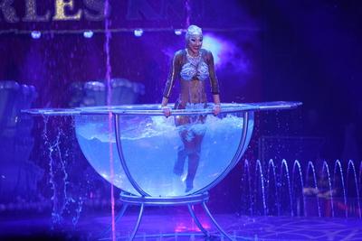 Artistin Veronika als Wassernixe, der Zirkus Charles Knie gastiert mit einem sensationellen und au?ergew?hnlichen artist-stock-foto
