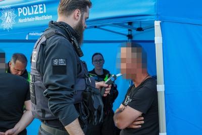 Gro?e Verkehrskontrolle in Wuppertal-Heckinghausen! Festnahme, F?hrerscheine und PKW aus dem Verkehr gezogen! Drogenh?ndler auf E-Scooter mit Schusswaffe unterwegs.-stock-photo