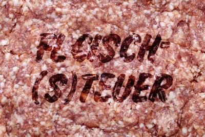 FOTOMONTAGE Rohes Fleisch mit Schriftzug Fleisch Steuer *** PHOTOMONTAGE raw meat with lettering-stock-foto