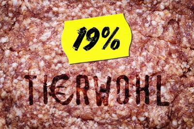 FOTOMONTAGE Rohes Fleisch mit Preisetikett und Aufschrift 19% und Schriftzug Tierwohl Symbolfoto-stock-foto