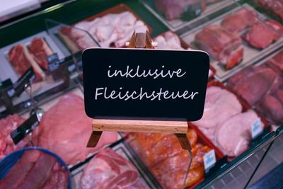 Fleischtheke und Schriftzug inklusive Fleischsteuer Fleischtheke und Schriftzug inklusive Fleischsteuer, 07.02.2024 Bork-stock-foto