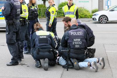 Gro?e Verkehrskontrolle in Wuppertal-Heckinghausen! Festnahme, F?hrerscheine und PKW aus dem Verkehr gezogen! Drogenh?ndler auf E-Scooter mit Schusswaffe unterwegs.-stock-photo