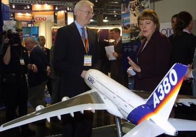 Angela Merkel (CDU-Bundesvorsitzende) begutachtet mit Andreas T?lle (EADS/beide GER) das Modell eines Airbus A380 w?hre-stock-foto