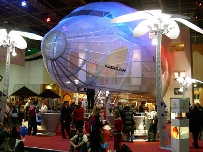 Bildnummer: 50405942  Datum: 12.03.2004  Copyright: imago/SMIDModell eines Airbus A380 am Stand der Fluggesellschaft Emirates auf der ITB 2004 in Berlin , Objekte , Personen; 2004, Berlin, Messen, Reisemesse, Reisemessen, Internationale Tourismus B?rse, Tourismusb?rse, Tourismusmesse, Tourismusmessen, Stand, St?nde, Messestand, Messest?nde, Fluggesellschaft, Fluggesellschaften, Airline, Airlines, Fluglinie, Fluglinien, A 380; , quer, Kbdig, Totale, Transport, Logistik, Wirtschaft, Deutschland,  , Luftfahrt, Verkehr, Wirtschaft-stock-foto