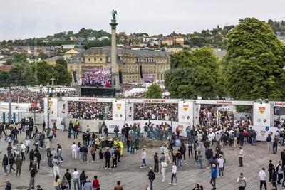 Es ist angerichtet. 35. 000 Zuschauer beim Public Viewing auf dem Schlossplatz in Stuttgart. Damit ist das Maximum errri-stock-foto