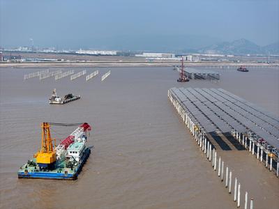 China Nuclear Tianwan Tidal Flat PV Construction-stock-foto