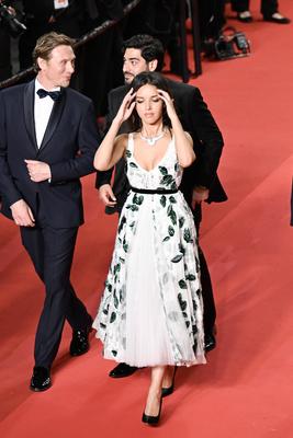 78eme Festival International du Film de Cannes. Mont?e des marches du film 13 jours 13 nuits. ARNAL-stock-photo