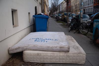 05.01.2022, Berlin, Deutschland, Europa - Zwei alte und entsorgte Matratzen mit der Aufschrift Available For Rent (vermi-stock-foto
