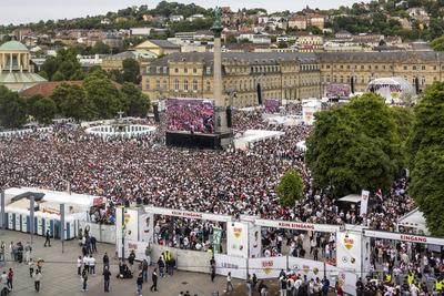 Es ist angerichtet. 35. 000 Zuschauer beim Public Viewing auf dem Schlossplatz in Stuttgart. Damit ist das Maximum errri-stock-foto