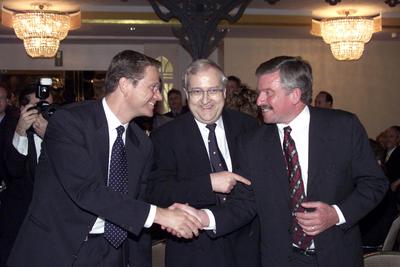 Dreikoenigstreffen Guido Westerwelle und J?rgen M?llemann sch?tteln sich die H?nde, in der Mitte Rainer Br?derle, FDP, D-stock-foto