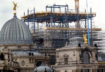 Bildnummer: 51019988  Datum: 24.04.2002  Copyright: imago/momentphoto/Robert MichaelBaustelle der Frauenkirche hinter der Kuppel der s?chsischen Kunstakademie in Dresden, Geb?ude, au?en, Au?enansicht; 2002, Dresden, Sehensw?rdigkeit, Wahrzeichen, Ger?st, Ger?ste, Bauger?st, Bauger?ste, Baustellen, Bau, s?chsische, Kunst-Akademie, Kuppeldach, Kuppeld?cher, Akademie der K?nste; , quer, Kbdig, Totale, Baugewerbe, Wirtschaft, Deutschland,  , Wirtschaft / HfBK, Kunstakademie, Hochschule f?r Bildende K?nste, Bildung, Universit?t-stock-foto