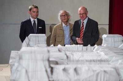 Berlin 20 Jahrestag Reichstagsverhuellung Zum 20 Jahrestag des Verhuellten Reichstags empfing Bund-stock-photo