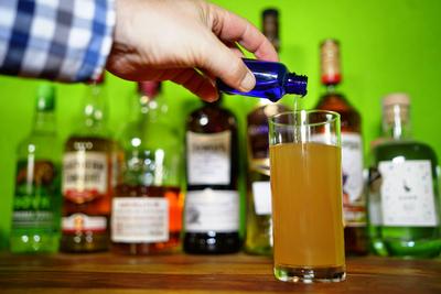 07.11.2022: Symbolfoto - KO-Tropfen werden in ein Glas gesch?ttet. Germany 2022-11-07_KO-Tropfen_Symbolfoto_Foto_Hercher-stock-foto