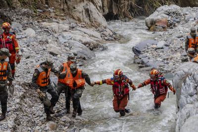 Mountain Flood Disaster Rescue in Sanshe-stock-foto