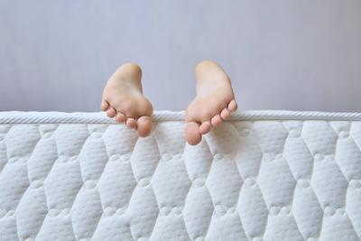 Winzige F??e erforschen Komfort und Verspieltheit. Raum kopieren-stock-foto