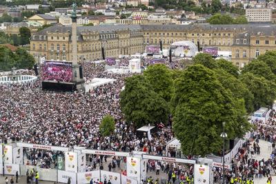 Es ist angerichtet. 35. 000 Zuschauer beim Public Viewing auf dem Schlossplatz in Stuttgart. Damit ist das Maximum errri-stock-foto