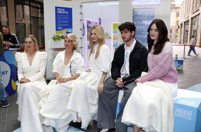 Ruth Moschner, Felicitas Then, Mirja du Mont, Sohn Fayn und Tochter Tara, bei dem Themen Event-Tag Initiative-Milch Der-stock-foto