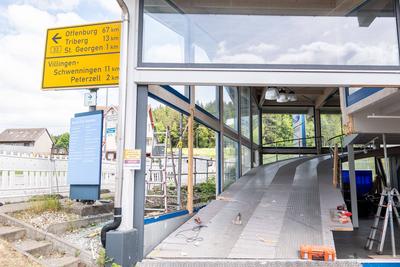 15-J?hrige rast auf Flucht vor Polizei in Autohaus-stock-photo