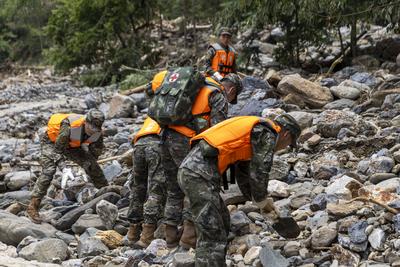 Mountain Flood Disaster Rescue in Sanshe-stock-foto