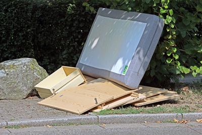 Sperrm?ll am Stra?enrand Teile einer Wohnungseinrichtung befinden sich als Sperrm?ll am Stra?enrand *** Bulky waste on t-stock-foto