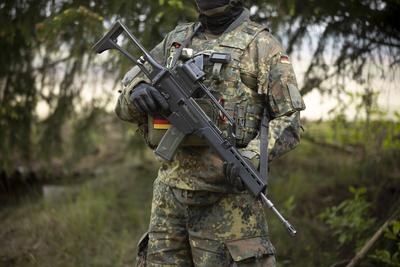 Deutsche Soldaten mit einem G 36 Gewehr waehrend der Uebung - Wettiner Heide -. Deutschland stellt 2023 mit der Panzerg-stock-photo