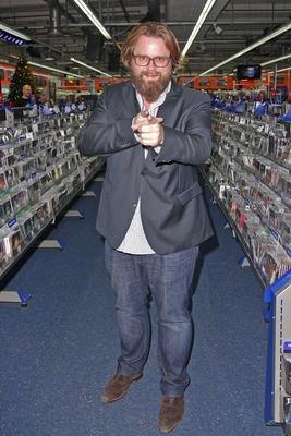 Antoine Monot jr.(Saturns Tech-Nick) bei der Autogrammstunde im Saturn Moenckebergstrasse, Hamburg, 07.12.2015 *** Antoi-stock-foto