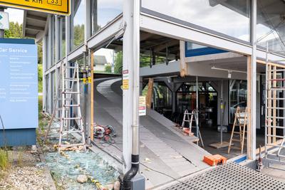 15-J?hrige rast auf Flucht vor Polizei in Autohaus-stock-photo