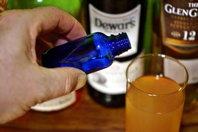 07.11.2022: Symbolfoto - KO-Tropfen werden in ein Glas gesch?ttet. Germany 2022-11-07_KO-Tropfen_Symbolfoto_Foto_Hercher-stock-foto
