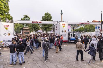 Es ist angerichtet. 35. 000 Zuschauer beim Public Viewing auf dem Schlossplatz in Stuttgart. Damit ist das Maximum errri-stock-foto
