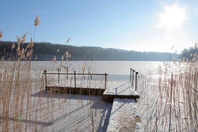 Verschneiter Steg am zugefrorenen Liepnitzsee-stock-foto