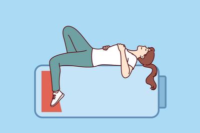 Frau schl?ft auf leeren Batterie, versuchen, Kraft und Energie nach schwierigen Tag bei der Arbeit wiederherzustellen-stock-photo