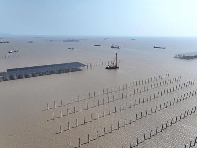China Nuclear Tianwan Tidal Flat PV Construction-stock-foto