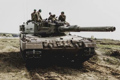 Norwegische Soldaten auf einem Panzer Leopard 2 A4, aufgenommen im Rahmen einer Uebung der Bundeswehr mit Streitkraeften-stock-foto