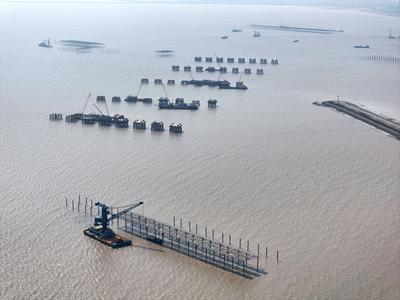China Nuclear Tianwan Tidal Flat PV Construction-stock-foto