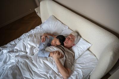 Bonding liebevolles ?lteres Paar kuschelnden Schlaf zusammen im Bett am Morgen. Vertrauen, emotionale Sicherheit-stock-photo