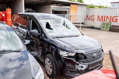 15-J?hrige rast auf Flucht vor Polizei in Autohaus-stock-photo
